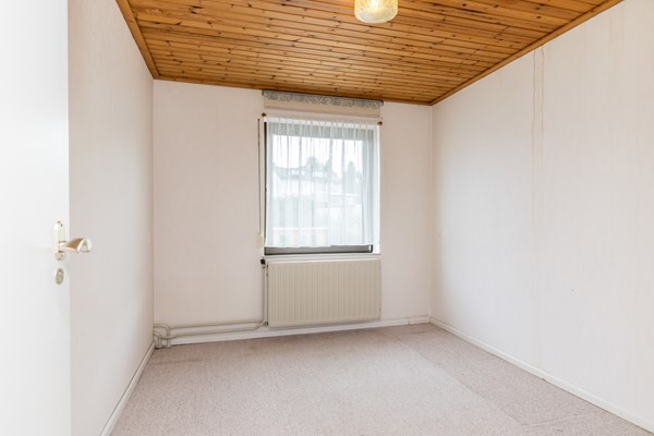 Foto - Te koop: Deels te moderniseren splitlevel drive-in woning (bouwjaar 1963) met 128 m² woonoppervlakte, 3 slaapkamers, tuin en een inpandige garage in Simpelveld